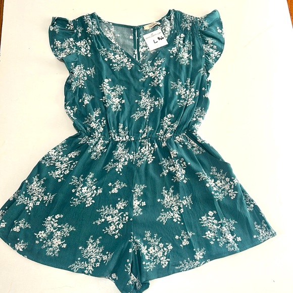 NWT FLORAL SHORTS JUMPER RUFFLED SLEEVES ELASTIC WAIST IN SIZE LARGE - Picture 1 of 4